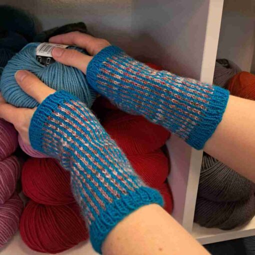 gestrickte Pulswärmer mit Hebemaschen aus Resten von Sockenwolle - Anleitung zum Download [Digital]